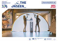 Zwei Personen stehen hinter einer hinterleuchteten Leinwand und halten Ausschnitte, um eine Schattenszene mit einem Turm und Dekorationen zu erzeugen. Das Bild bewirbt Chemnitz als Kulturhauptstadt Europas 2025 mit Event-Branding und Logos.