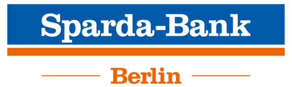 Das Logo der Sparda-Bank Berlin zeigt „Sparda-Bank“ in weißer Schrift auf blauem Grund mit einem orange-weißen Streifen darunter. Darunter steht „Berlin“ in Orange mit horizontalen orangefarbenen Linien auf beiden Seiten.