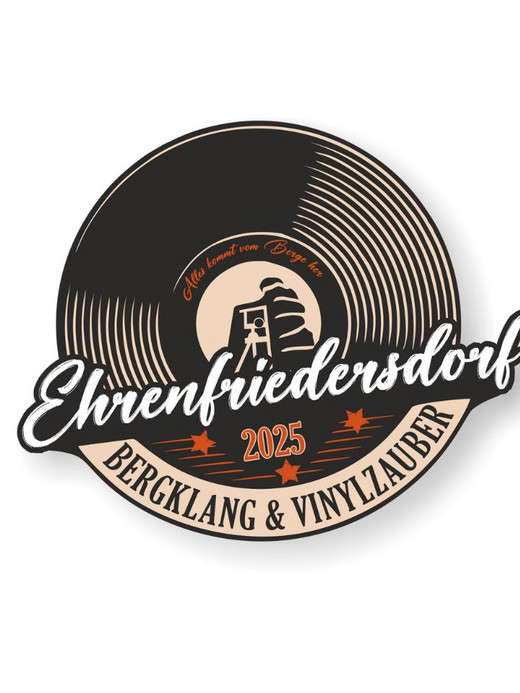 Das Logo von „Ehrenfriedersdorf Bergklang & Vinylzauber 2015“ zeigt eine Vinyl-Schallplatte mit einer stilisierten Berg- und Waldlandschaft. Der Text ist in eleganter Schrift mit orangefarbenen Akzenten gehalten.