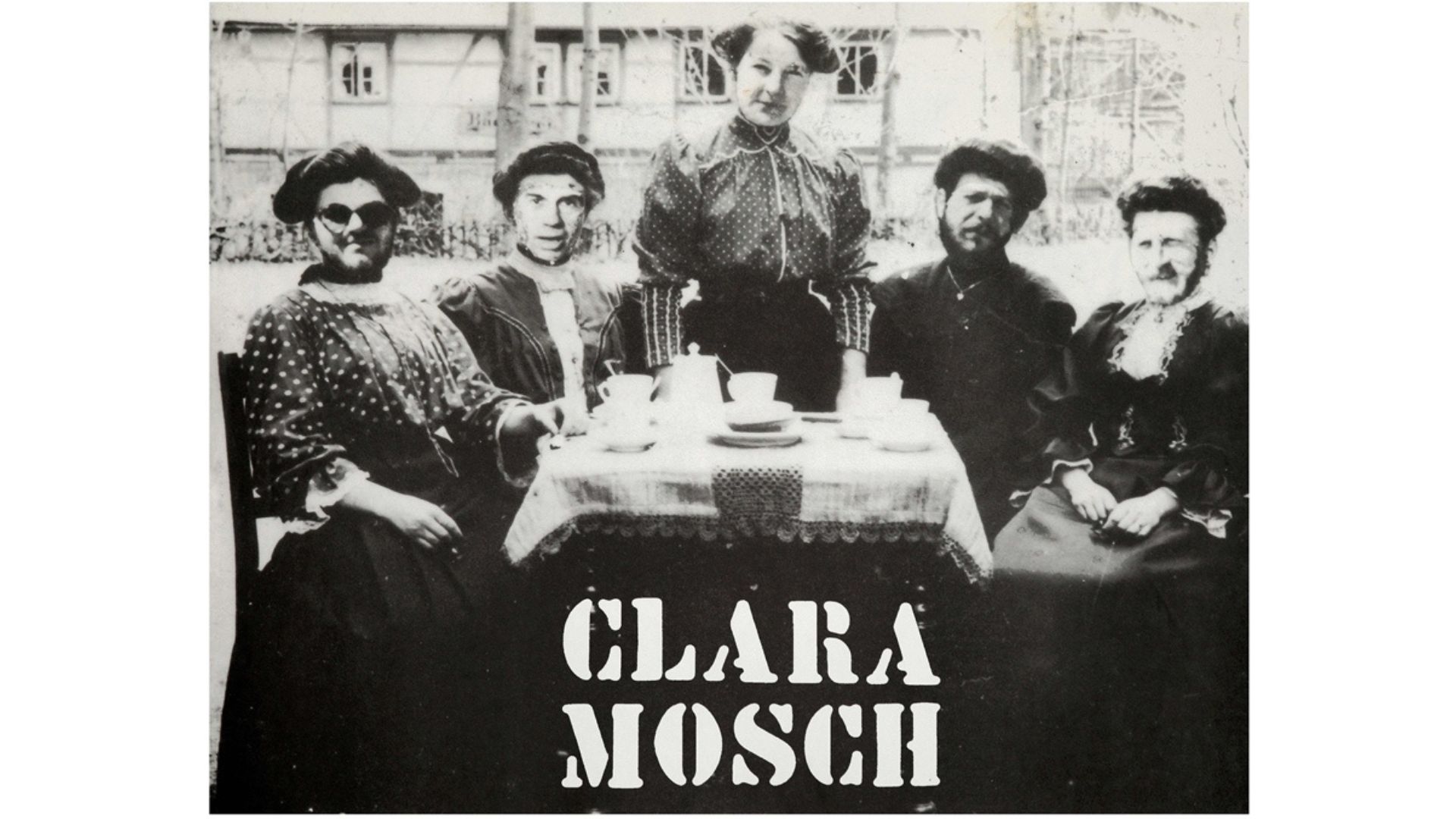 Ein Schwarz-Weiß-Foto zeigt fünf Frauen in altmodischer Kleidung, die um einen Tisch mit Teetassen sitzen. Die Worte "CLARA MOSCH" erscheinen in fetter Schrift am unteren Rand des Bildes.